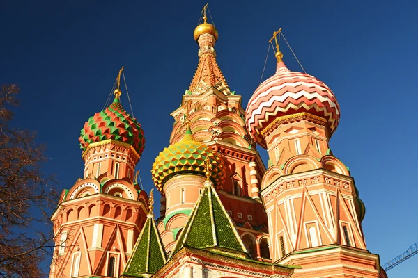 Καθεδρικός Ναός Αγίου Βασιλείου και Βασιλιέφσκι κάθοδος του Κόκκινη πλατεία στη Μόσχα, Ρωσία — Φωτογραφία Αρχείου