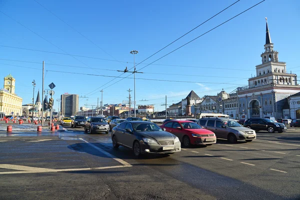 Moskva, Ryssland-februari 18.2016. Trafik på Komsomolskaja Square nära Kazansky järnvägsstation — Stockfoto