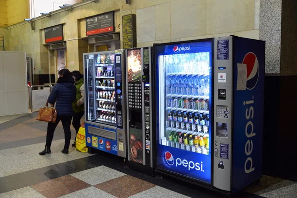 Mosca, Russia - 18 febbraio 2016. distributore automatico di bevande Pepsi e prodotti alla stazione Kazansky — Foto Stock