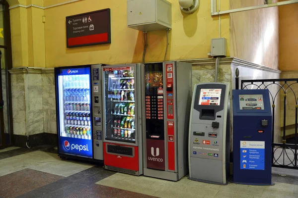 Moscú, Rusia - Febrero 18.2016. Máquinas expendedoras de bebidas, café y terminales de pago en la estación de Kazansky — Foto de Stock