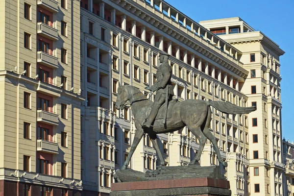 Moscow, Oroszország-február 18.2016. Az emlékmű a marsall Zhukov, háttérben a Four Seasons hotel — Stock Fotó