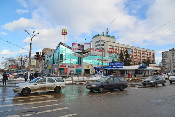 Tver, Rússia - 27 de fevereiro. 2016. Pirâmide shopping center na Praça da Estação Ferroviária — Fotografia de Stock