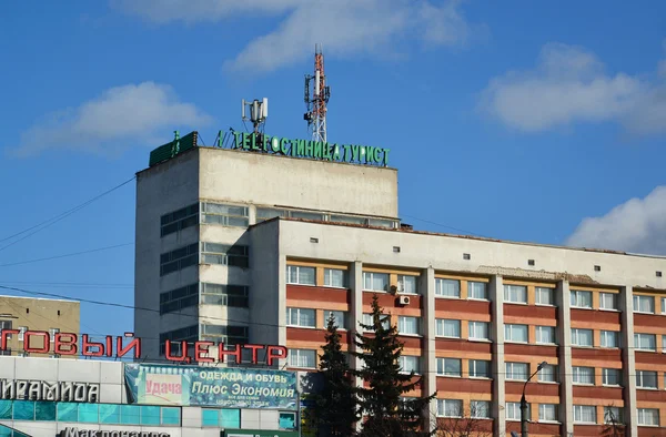 Tver, russland - 27. februar 2016. Hotel Tourist auf dem Bahnhofsvorplatz — Stockfoto