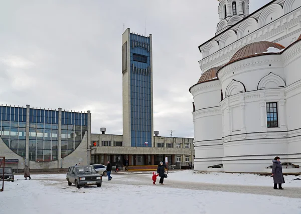 Tver, Rusia - 27 de febrero. 2016. estación de tren e iglesia de Alexander Nevsky —  Fotos de Stock