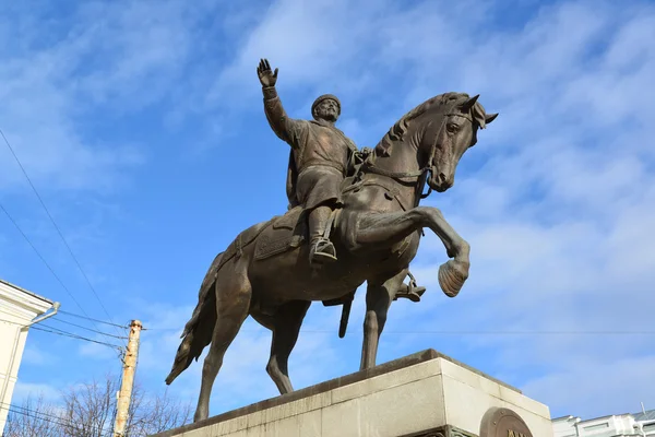 Tver, russland - 27. februar 2016. Denkmal für den Gründer der Stadt Fürst Michail Jaroslawwitsch twerskoj — Stockfoto