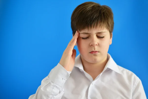 Porträtt av tonårspojke med huvudvärk — Stockfoto