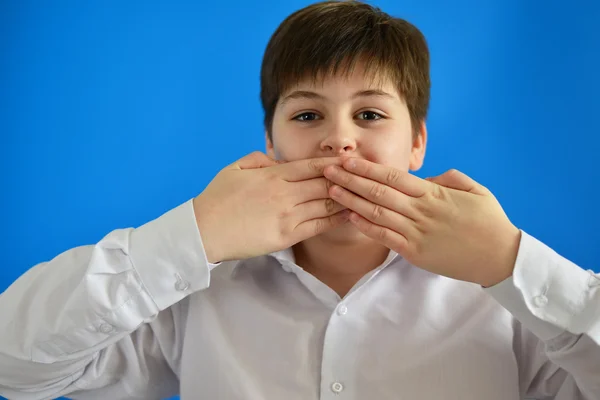 Überraschter Junge schließt Mund mit Händen — Stockfoto