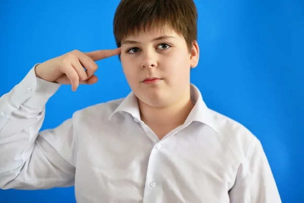 青色の背景に物思いにふける 10 代の少年 — ストック写真