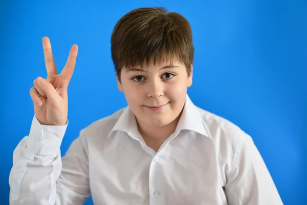 Teen pojke håller fingret upp, han kom upp med idén — Stockfoto