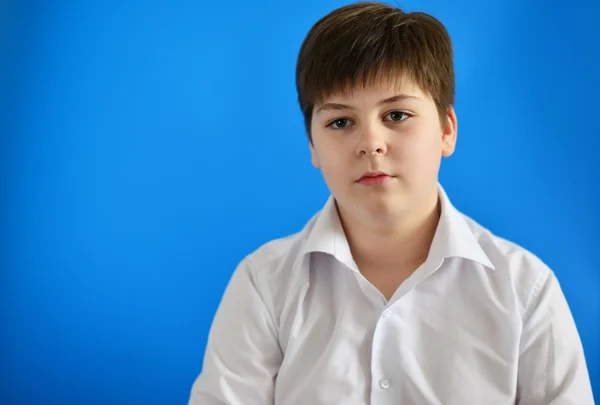 Retrato de adolescente sobre fondo azul — Foto de Stock