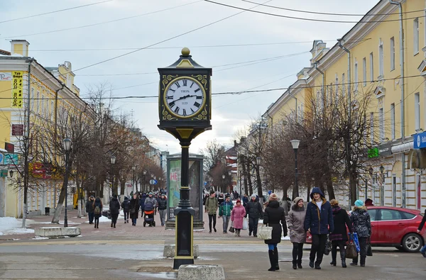 Tver, Russie - 27 février. 2016. Regarder avec la date d'ouverture de la fondation de la ville sur la rue Trekhsvyatskaya — Photo