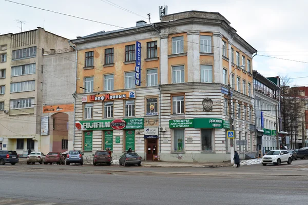 Tver, Rusia - 27 de febrero. 2016. Cruzando las calles Boulevard Radishchev y Tverskaya — Foto de Stock