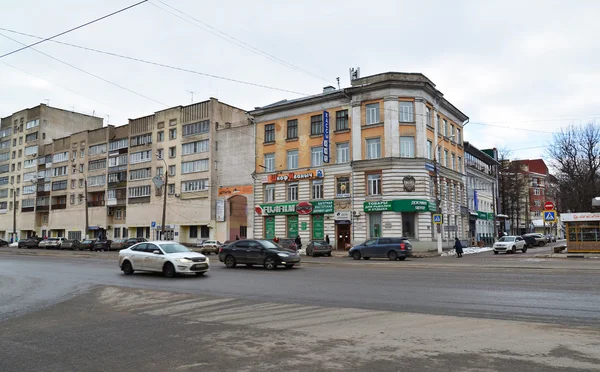 Tver, Rusia - 27 de febrero. 2016. Cruzando las calles Boulevard Radishchev y Tverskaya — Foto de Stock