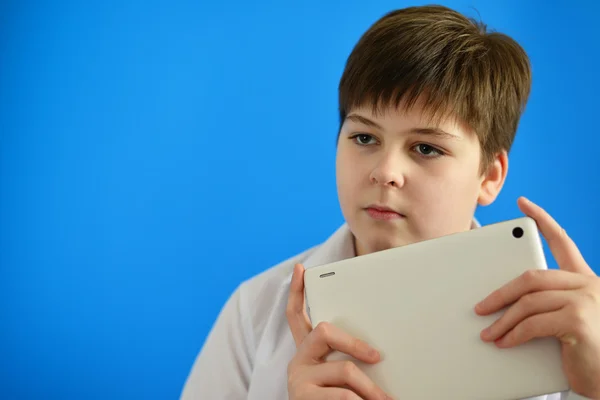 Porträtt av tonårspojke med tablet Pc i händer — Stockfoto