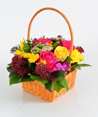 Hasır sepet ışık arka plan üzerine güzel çiçekler