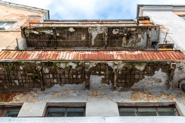 Nouzové balkon na fasádě blok bytů — Stock fotografie