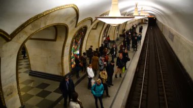 Moskova, Rusya - Mart 10.2016. Metro İstasyonu Novoslobodskaya büyük anıt Sovyetler bir dönem olduğunu.