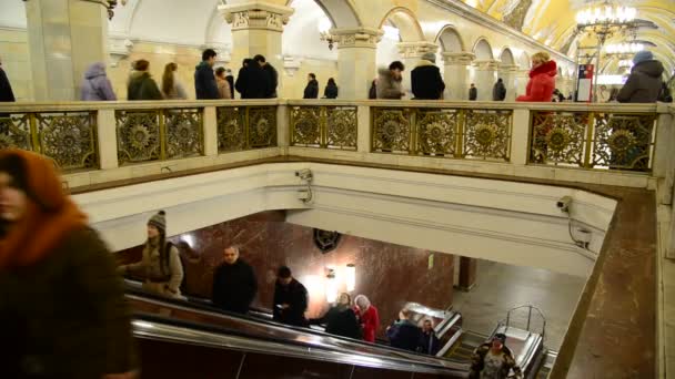 Moscou, Rússia - 10 de março de 2016. Estação de metro Komsomolskaya dentro de casa — Vídeo de Stock