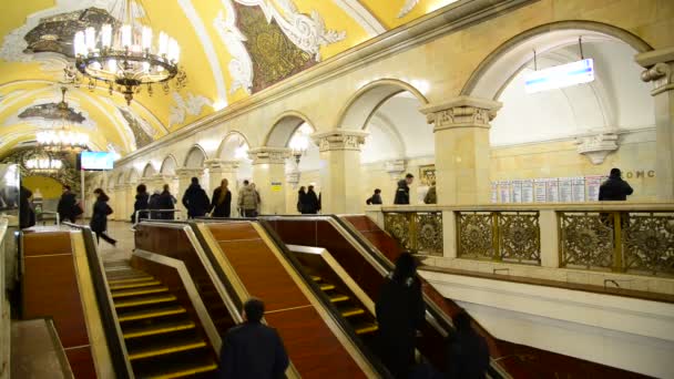 Moscou, Rússia - 10 de março de 2016. Estação de metro Komsomolskaya dentro de casa — Vídeo de Stock