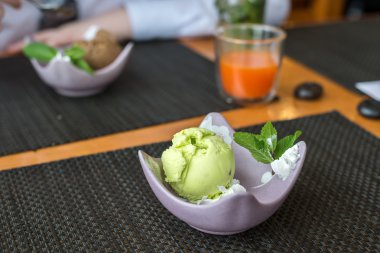 Restoranda fıstıklı dondurma