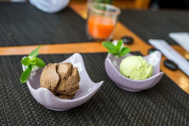 Restoranda fıstıklı ve çikolatalı dondurma 