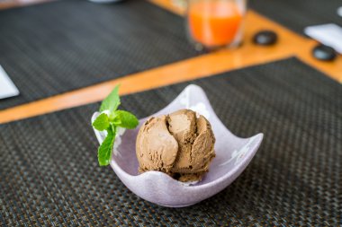 Çikolatalı dondurma restoranda 