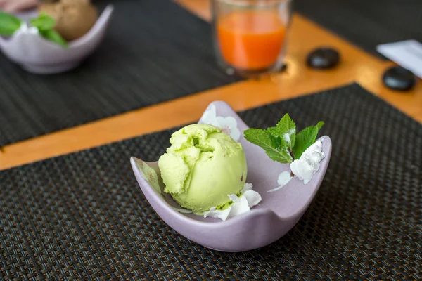 Pistachio ice cream in  restaurant — Stock Photo, Image