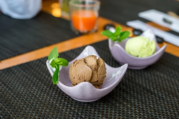 Pistacchio e gelato al cioccolato nel ristorante — Foto Stock