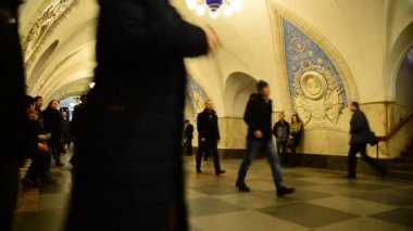 Moskova, Rusya - Mart 10.2016. Birçok kişi acele saatte metro istasyonu Taganskaya