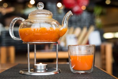 Deniz cehri çay mum Japon lokantasında tadını çıkarma