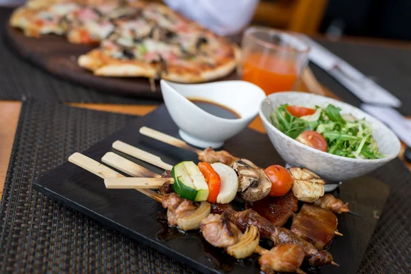 Bermacam-macam daging pada tusuk di restoran — Stok Foto