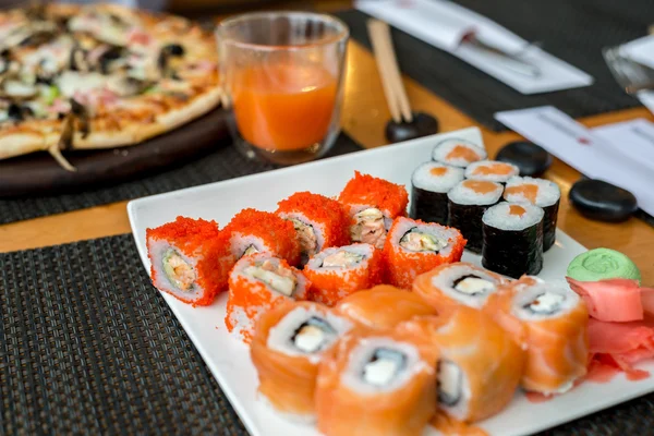 Ensemble de sushis aux fruits de mer, cuisine japonaise — Photo