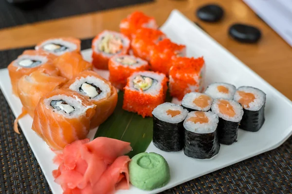 Set de sushi con mariscos, cocina japonesa —  Fotos de Stock