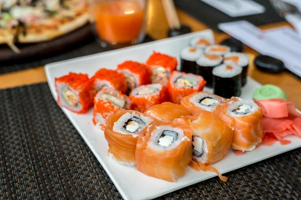 Ensemble de sushis aux fruits de mer, cuisine japonaise — Photo
