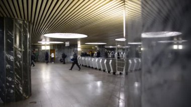 Moskova, Rusya - Mart 10.2016. Metro istasyonuna Kurskaya yüzükle turnike ile çıkmak