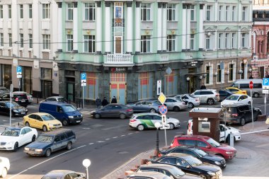 Moskova, Rusya - 18 Şubat 2016. bir sokak görünümü Baltschug ve banka Okhotny Ryad