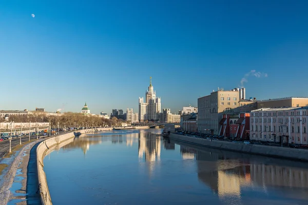 Здание эпохи Сталина на Котельнической набережной Москва, Россия — стоковое фото