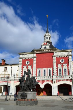 Moskova, Rusya - 14 Mart 2016. Rus demiryolu Kazansky istasyonunun arka plan üzerinde kurucuları için anıt 