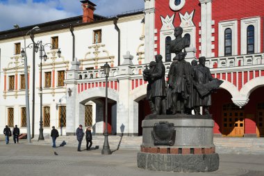 Moskova, Rusya - 14 Mart 2016. Rus demiryolu Kazansky istasyonunun arka plan üzerinde kurucuları için anıt 