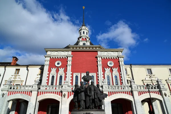 Moscú, Rusia - 14 de marzo de 2016. Monumento a los fundadores del ferrocarril ruso en el fondo de la estación de Kazansky — Foto de Stock