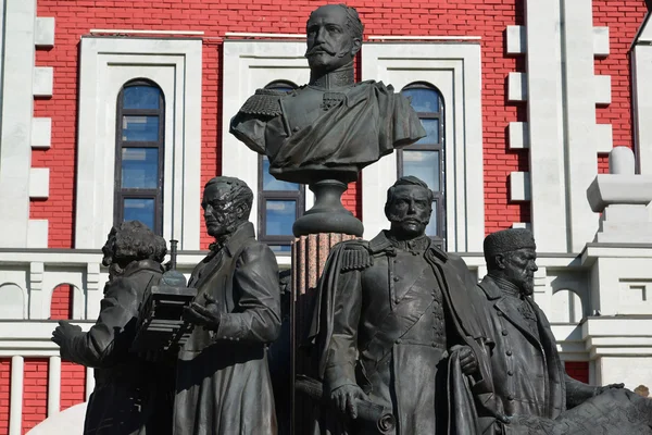 Moscow, Russia - March 14, 2016. Monument to founders of Russian railroad on background of Kazansky station — Stock Photo, Image