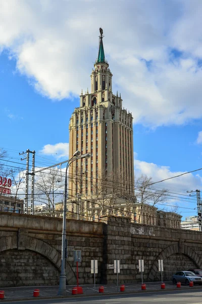 Moscú, Rusia - 14 de marzo de 2016. Leningradskaya Hotel en la plaza Komsomolskaya —  Fotos de Stock