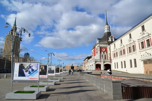 Moskva, Ryssland - 14 mars 2016. reklam i Moskva Easter Festival Rzd på torget framför Kazansky station — Stockfoto