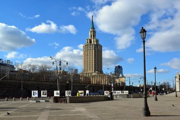 Moscú, Rusia - 14 de marzo de 2016. Leningradskaya Hotel en la plaza Komsomolskaya — Foto de Stock