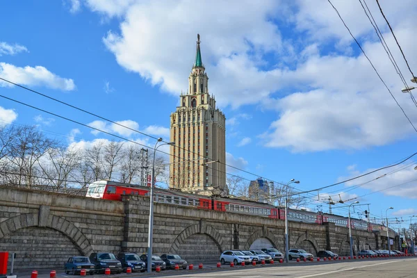 Moscow, Russia - March 14, 2016. Leningradskaya Hotel on Komsomolskaya Square — Stock Photo, Image