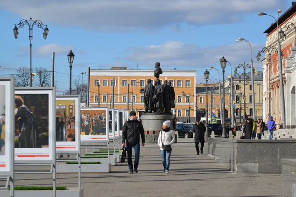 Mosca, Russia - 14 marzo 2016. Monumento a fondatori di ferrovia russa su sfondo di stazione Kazansky — Foto Stock