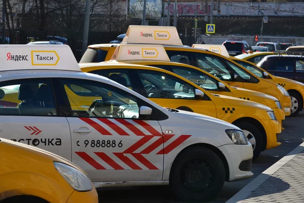 Moskva, Rusko - 14. března 2016. Yandex taxi stojící v řadě — Stock fotografie