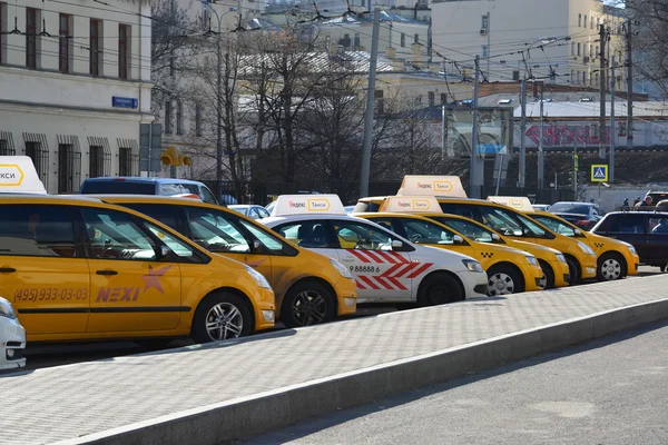 Moskova, Rusya - 14 Mart 2016. Yandex satırda ayakta taksiler — Stok fotoğraf