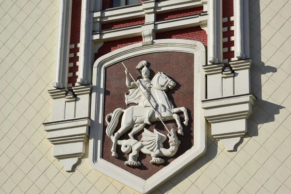 Emblem auf der Fassade Kasanski Bahnhof von der Straße noworuzanskaya — Stockfoto