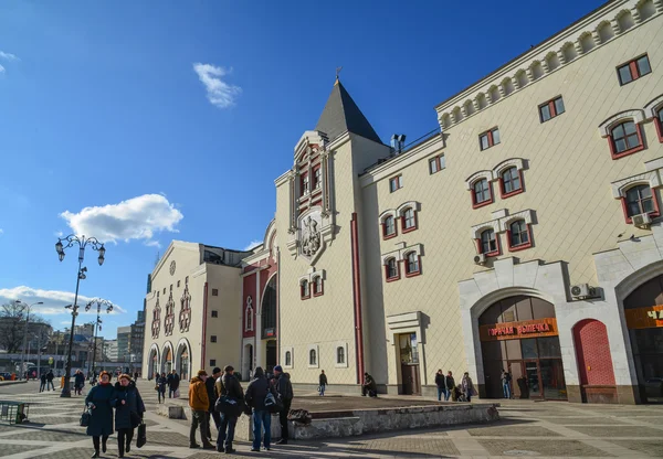 Moskva, Ryssland - 14 mars 2016. Kazansky järnvägsstation från gatan Novoruzanskaya — Stockfoto